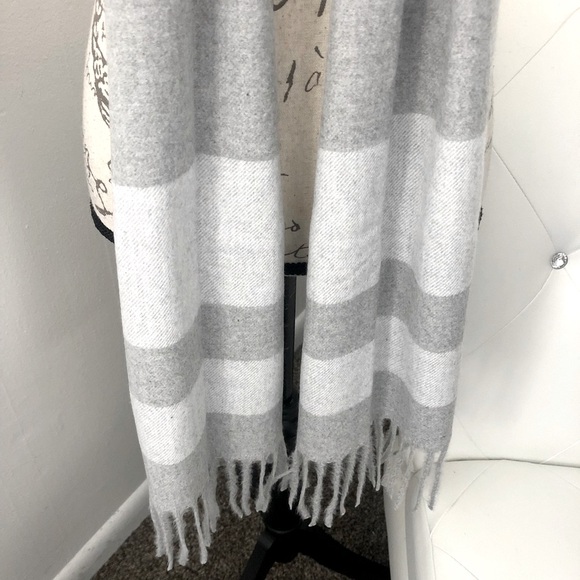 NWT Express Gray White Unisex Fringe Blanket Scarf - Picture 8 of 10